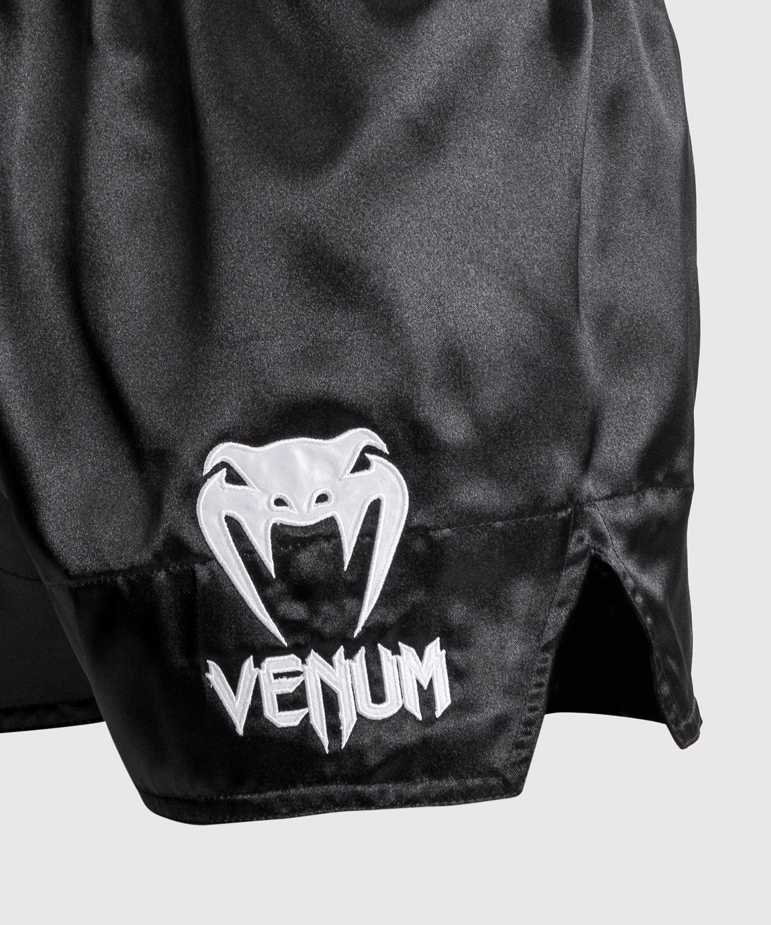 Venum Classic - ヴェナム・クラシック - ムエタイ・ショート ホワイト／ブラック／ホワイト – Venum 日本