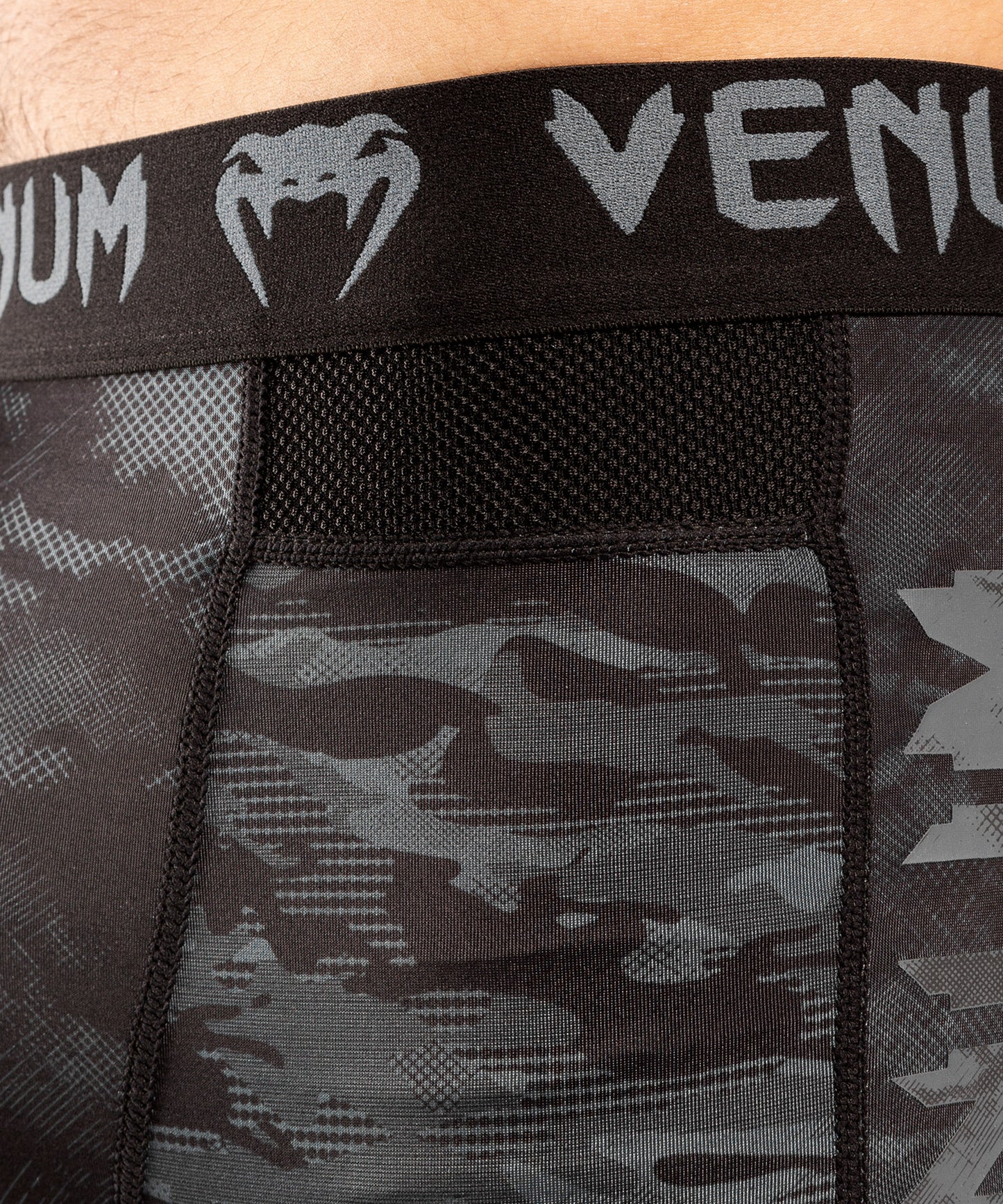 Venum Defender コンプレッションショーツ - ダーク・カモ