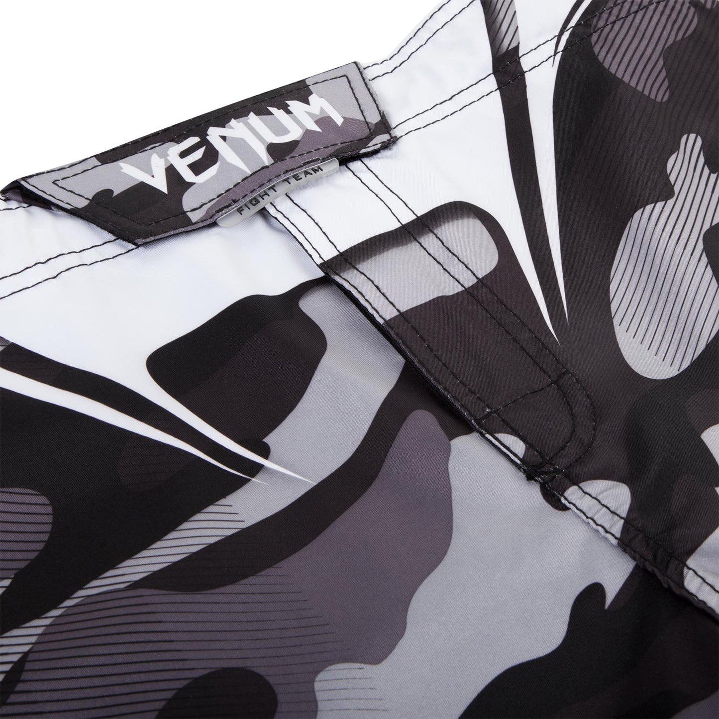 Venum Camo Hero ファイトショーツ - ホワイト/ブラック