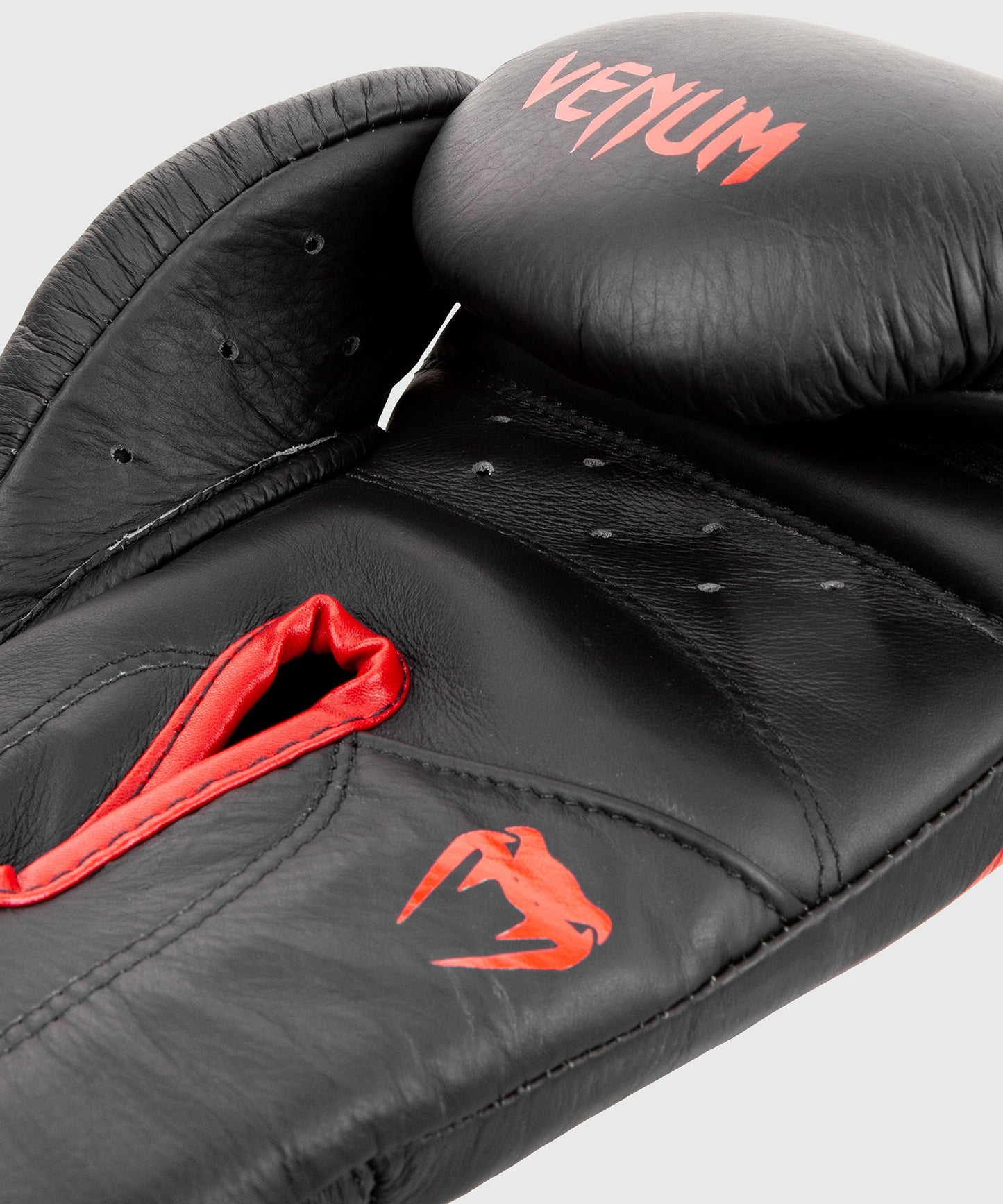 Venum Giant 2.0 Pro ボクシンググローブ マジックテープ式 - ブラック/レッド