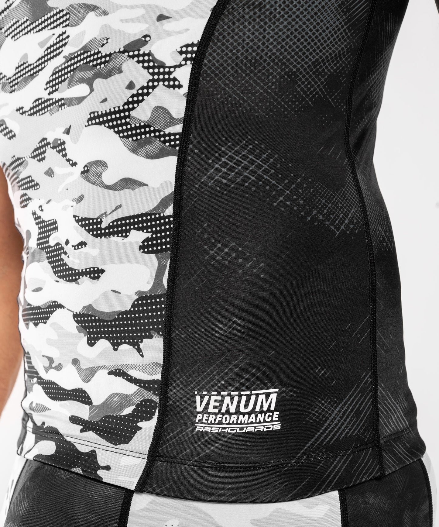 Venum Defender 半袖ラッシュガード - アーバン・カモ