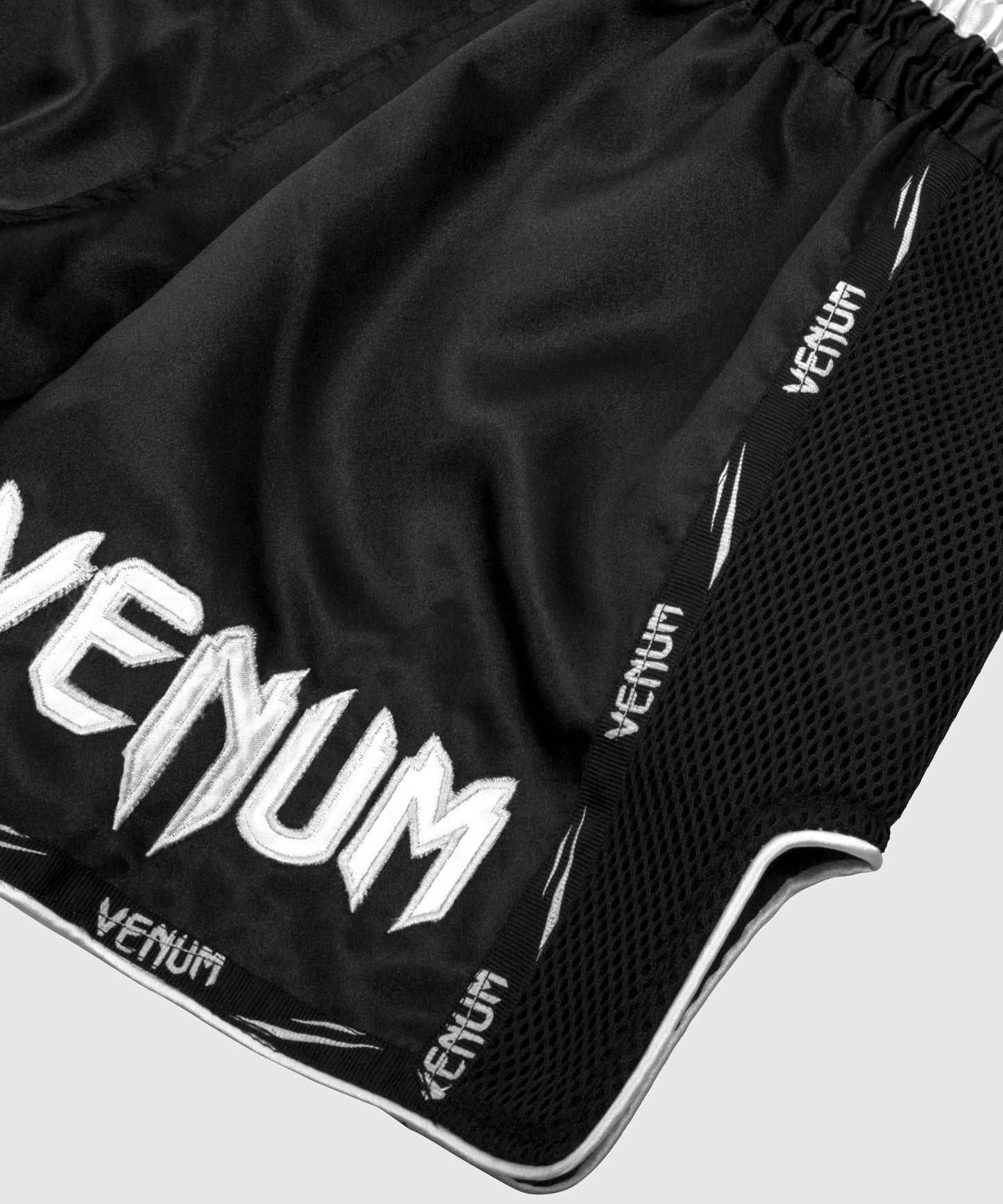 Venum Giant ムエタイショートパンツ - ブラック/ホワイト