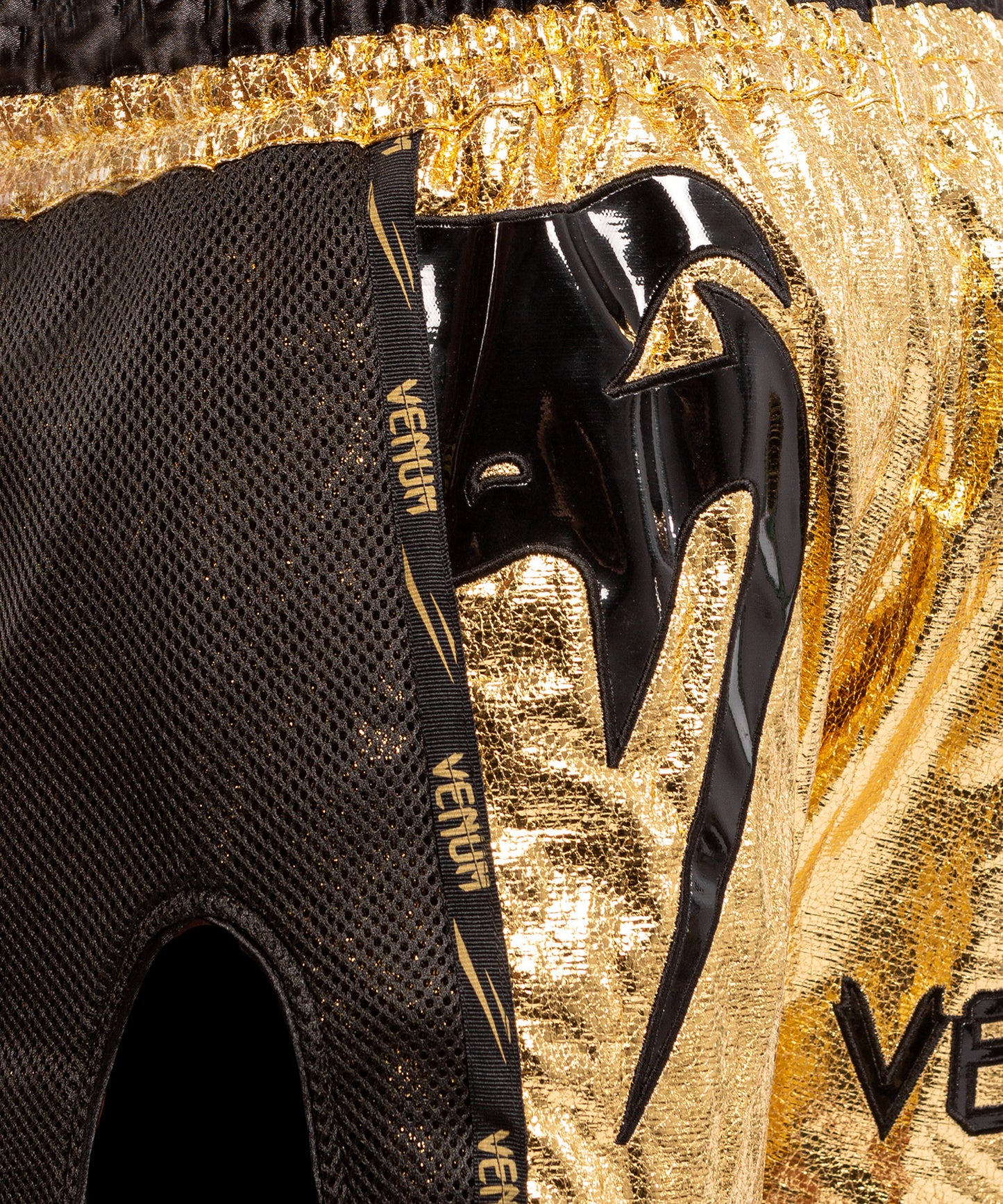 Venum Giant Foil ムエタイショーツ