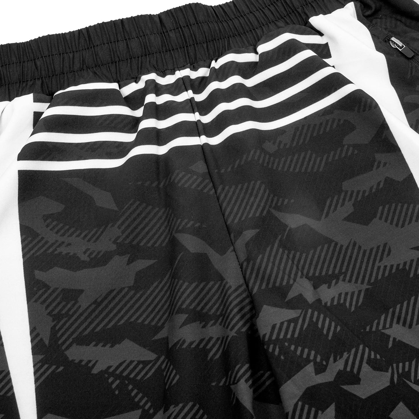 Venum Okinawa 2.0 トレー二ングショーツ - ブラック/ホワイト
