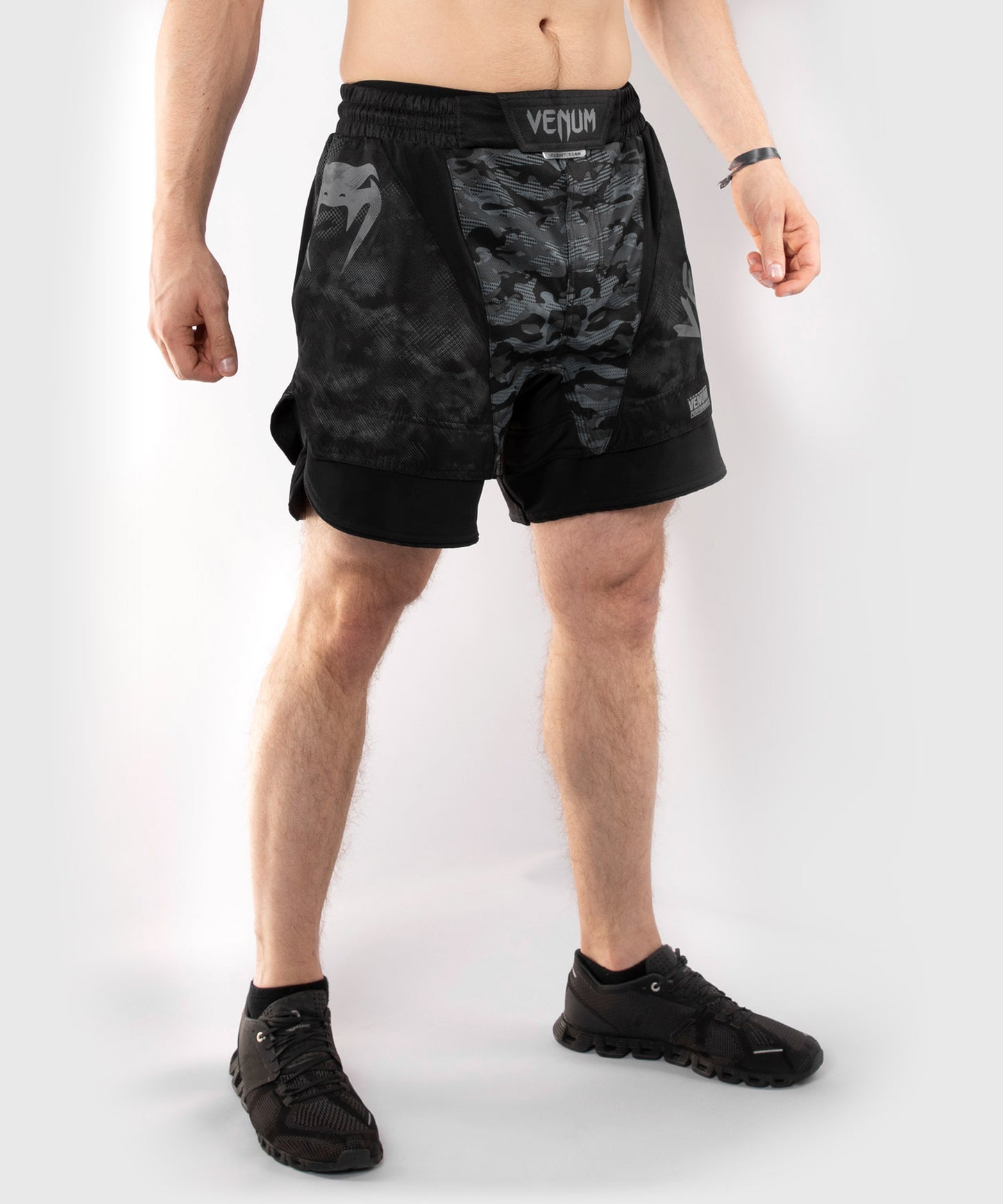 Venum Defender ファイトショーツ - ダーク・カモ