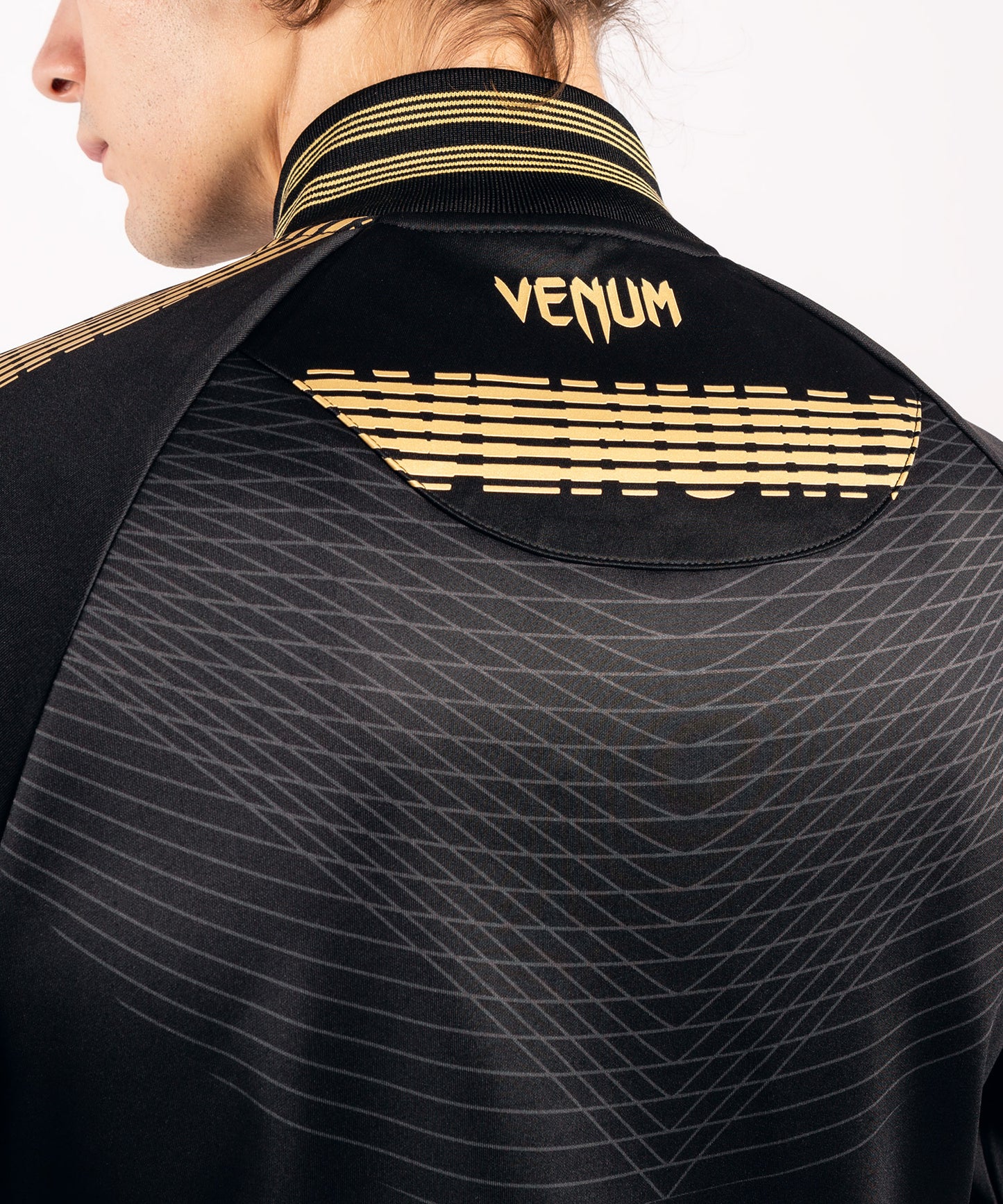 Venum Club 182 トラックジャケット：ブラック／ゴールド