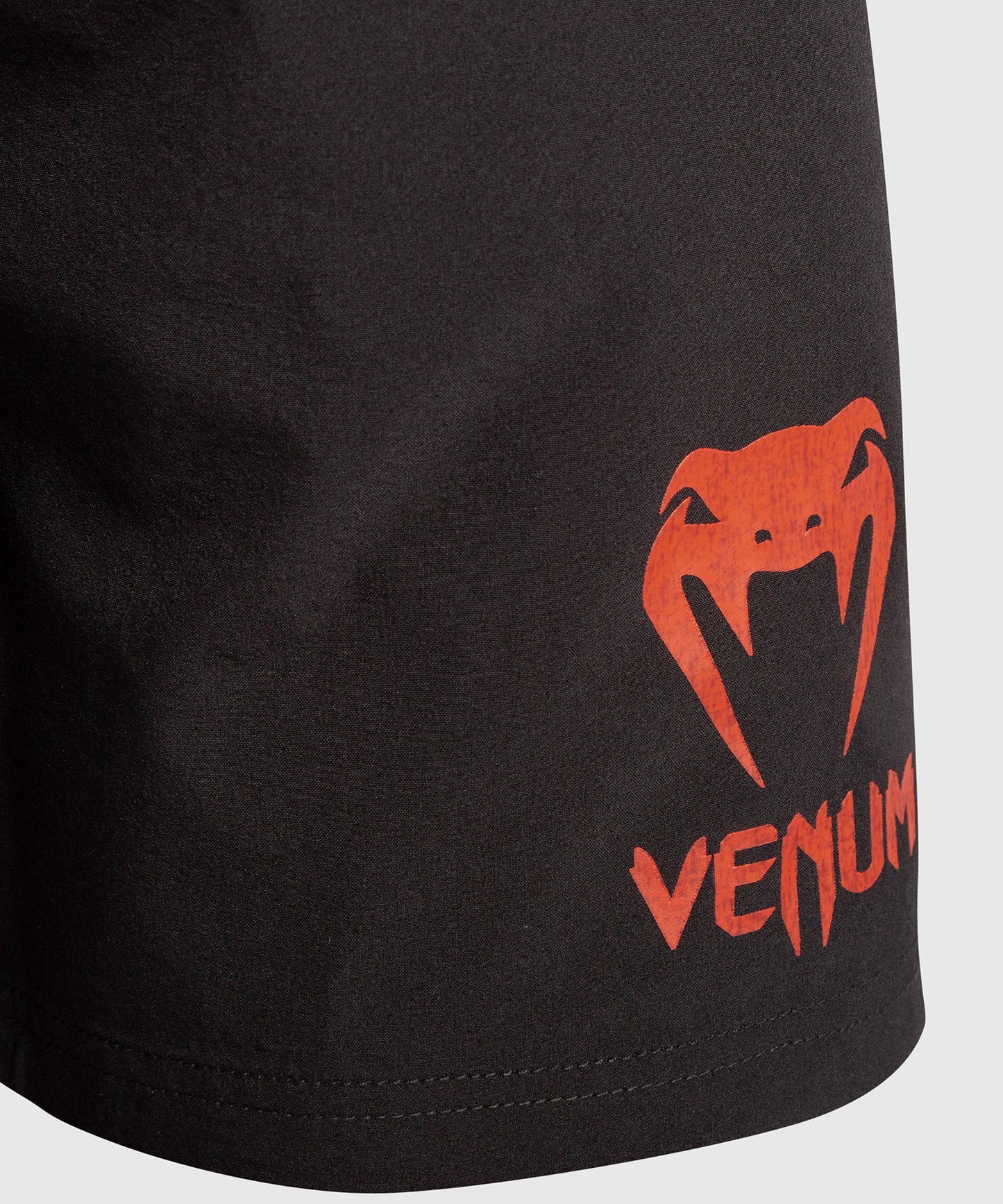 Venum Classic トレーニングショーツ - ブラック/レッド