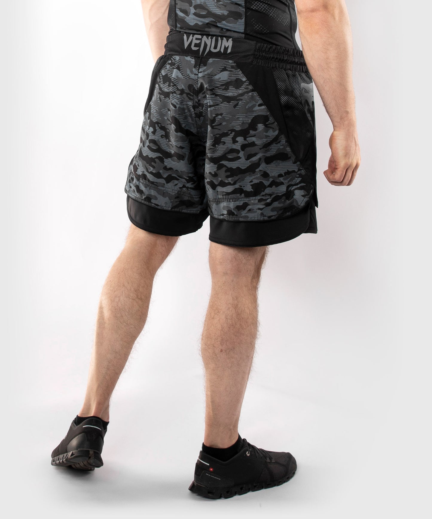 Venum Defender ファイトショーツ - ダーク・カモ