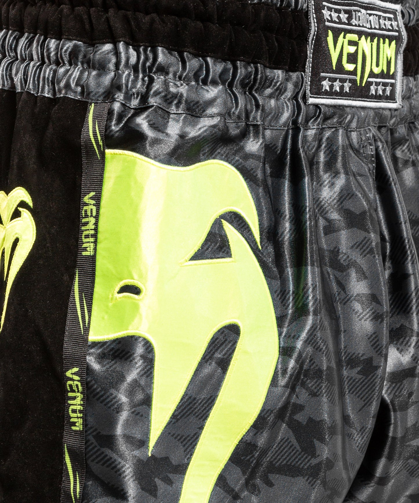 Venum Giant Camo ムエタイショーツ